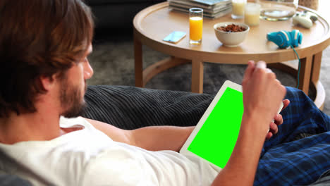 Hombre-Usando-Tableta-Digital-En-La-Sala-De-Estar