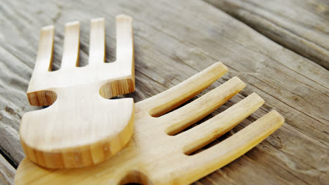 Wooden-fork-on-table