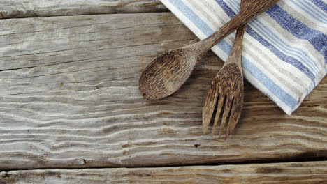Wooden-spoon-and-fork-with-napkin-on-table