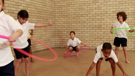 Schüler-Trainieren-Mit-Hula-Hoop