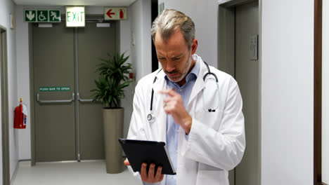 Männlicher-Arzt,-Der-Ein-Digitales-Tablet-Verwendet