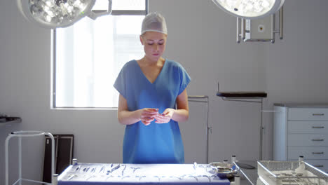 Krankenschwester-Ordnet-Chirurgische-Instrumente-Auf-Tablett