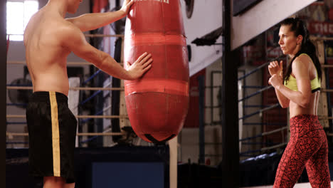 Boxerin-Trainiert-Mit-Trainer