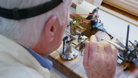 Uhrmacher-Repariert-Eine-Uhr