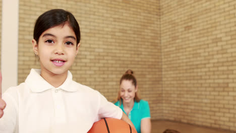 Lächelndes-Mädchen-Mit-Daumen-Hoch-Hält-Basketball