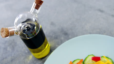 Salat-Mit-Öl-Auf-Teller
