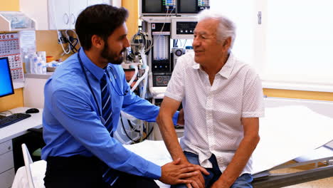 Doctor-interacting-with-patient
