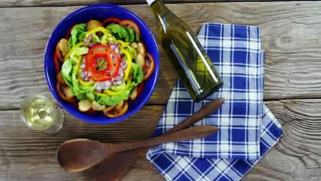 Salat-Mit-Wein-Auf-Holztisch