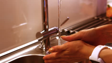 Frau-Wäscht-Ihre-Hände-Im-Waschbecken