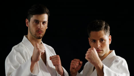 Männer-üben-Karate