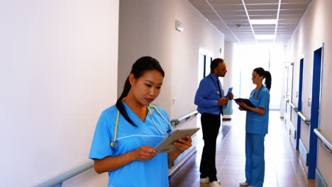 Krankenschwester-Hält-Digital-Tablette-Im-Krankenhaus