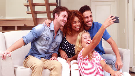 Amigos-Sonrientes-Tomando-Selfies-Con-Smartphone