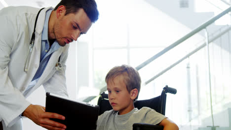 Arzt-Zeigt-Behindertem-Jungen-Ein-Digitales-Tablet