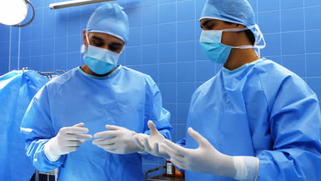 Männliche-Chirurgen-Die-Sich-Im-Operationssaal-Auf-Die-Operation-Vorbereiten