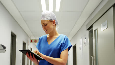Krankenschwester-Mit-Digitalem-Tablet