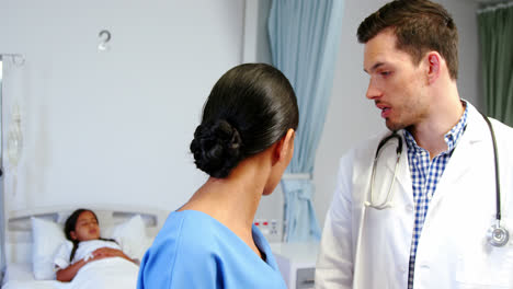 Krankenschwester-Und-Arzt-Diskutieren-über-Zwischenablage