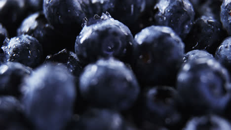 Close-up-of-fresh-blueberries-with-water-drops