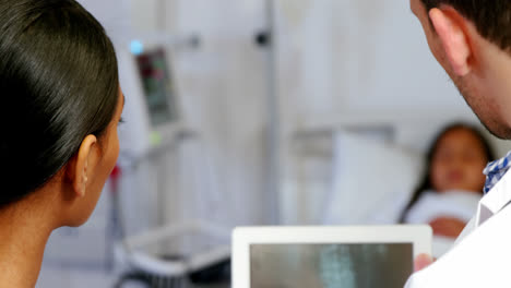 Arzt-Und-Krankenschwester-Betrachten-Röntgenbericht-Auf-Digitalem-Tablet