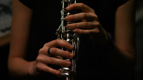 Woman-playing-a-clarinet