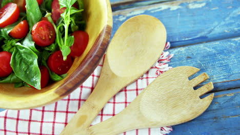 Frische-Tomaten-Und-Kräuter-In-Einer-Schüssel
