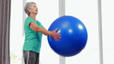 Ältere-Frau-Hebt-Gymnastikball