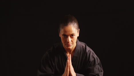 Jugador-De-Karate-En-Pose-De-Oración.