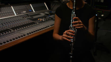 Woman-playing-a-clarinet-
