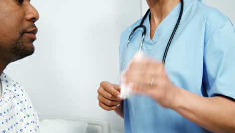 Doctora-Mostrando-A-Un-Paciente-Asmático-Cómo-Usar-Un-Inhalador-Para-El-Asma