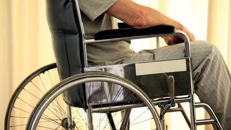 Mann-Im-Rollstuhl-Schaut-Nachdenklich-Nach-Draußen