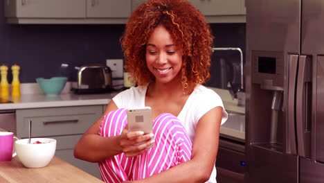 Mujer-Bonita-Usando-Su-Teléfono-Inteligente-Durante-El-Desayuno.