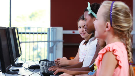 Schulmädchen-Benutzen-Computer-Im-Klassenzimmer