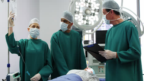 Cirujanos-Interactuando-Entre-Sí-En-El-Quirófano.