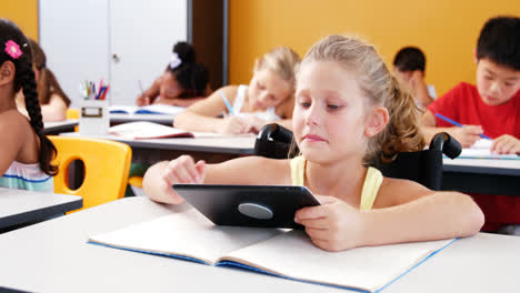 Schulmädchen-Nutzt-Digitales-Tablet-Im-Klassenzimmer