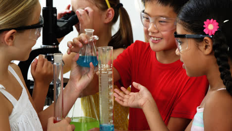 Niños-Haciendo-Un-Experimento-Químico-En-El-Laboratorio