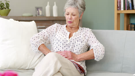 Ältere-Frau-Leidet-Unter-Bauchschmerzen