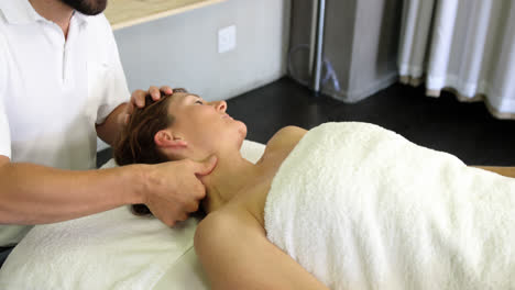 Physiotherapeut-Gibt-Einer-Frau-Eine-Nackenmassage