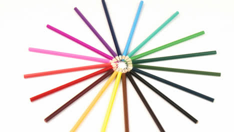 Lápices-De-Colores-Dispuestos-En-Un-Círculo-Girando-Contra-El-Blanco