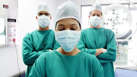 Retrato-De-Cirujanos-Y-Enfermeras-De-Pie-Con-Los-Brazos-Cruzados-En-La-Sala-De-Operaciones