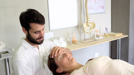 Physiotherapeut-Gibt-Einer-Patientin-Eine-Kopfmassage