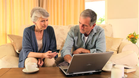 Senior-couple-making-a-payment-on-the-internet