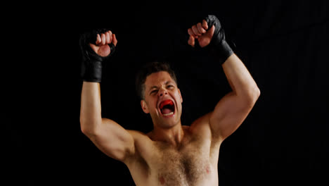 Aufgeregt-Männlicher-Boxer-Posiert-Nach-Dem-Sieg