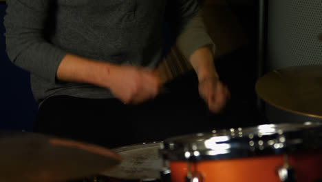 Mann-Spielt-Schlagzeug