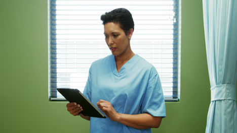 Krankenschwester-Mit-Digitalem-Tablet