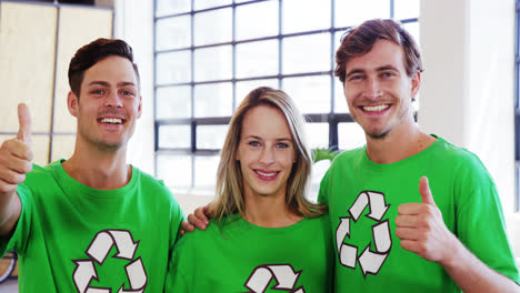 Freiwillige-Tragen-Grüne-Öko-T-Shirts-Und-Zeigen-Daumen-Hoch