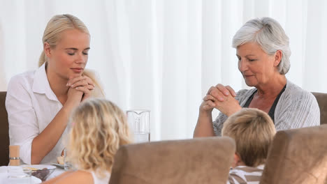 Familia-Orando-Antes-De-Cenar