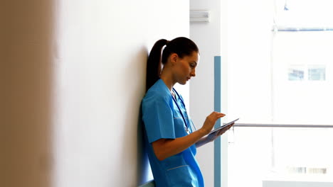 Enfermera-Usando-Tableta-Digital