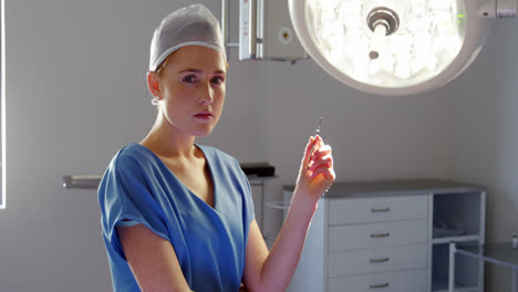 Porträt-Einer-Krankenschwester-Mit-Chirurgischem-Instrument