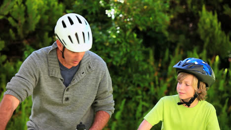 Vater-Und-Sohn-Fahren-Fahrrad-