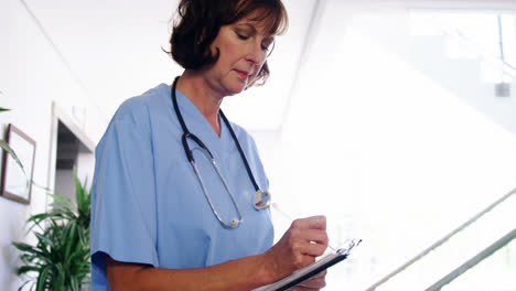 Krankenschwester-Schreibt-Einen-Bericht-In-Die-Zwischenablage