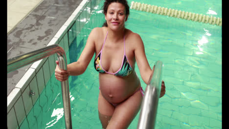 Pregnant-woman-at-the-swimming-pool